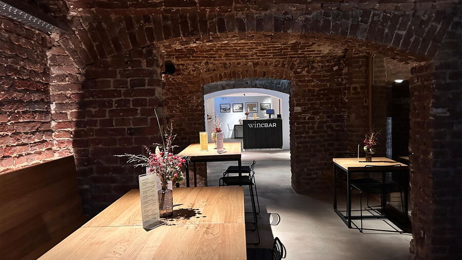 Die stylischen Gewölbe der WineBank Niederrhein beheimaten auch die WineBar