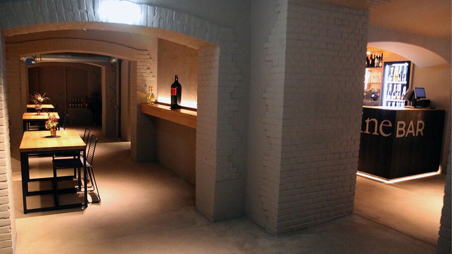Ein Blick auf Theke und Seitengewölbe der WineBar
